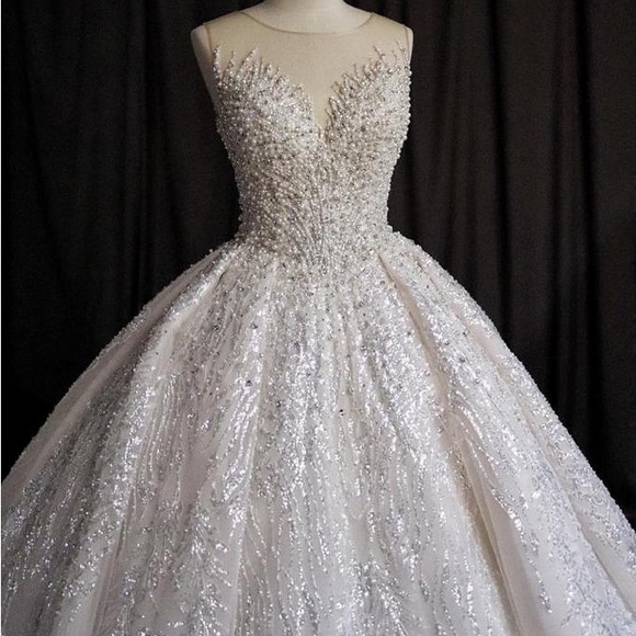 Many wedding dresses available - Picture 14 of 16